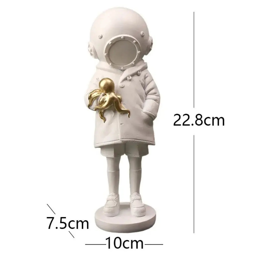 Statyn av astronaut och dykare med bläckfisk
